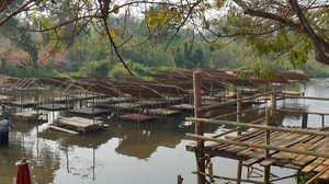 The drought crisis of the Ping River is being turned into a mid – river restaurant