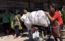 ชาวบ้านหล่มเก่านำขยะแลกไข่ ลดขยะได้กว่า 10 ตัน