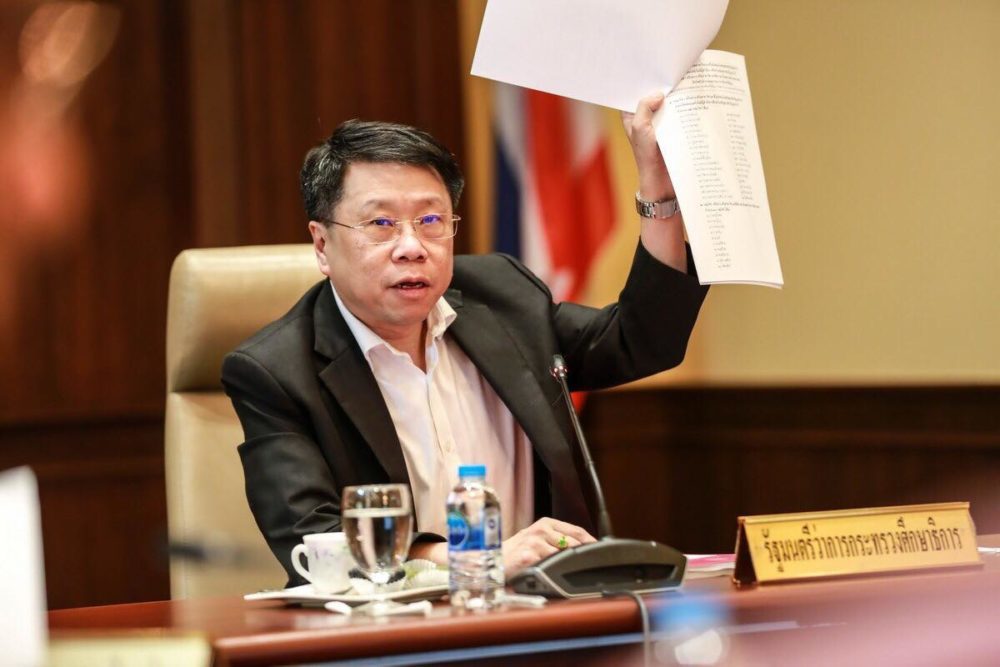 นพ.ธีระเกียรติ เจริญเศรษฐศิลป์ รัฐมนตรีว่าการกระทรวงศึกษาธิการ (ศธ.) นพ.ธีระเกียรติ เจริญเศรษฐศิลป์