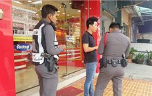คนร้ายทำทีเป็นลูกค้าก่อนชิงทอง 2 บาทหลบหนี