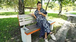 ลำไย ไหทองคำ ร่วมแคมเปญ “ท้าไม่ทิ้ง กับกาแฟเขาช่อง ซีซั่น 2 เก็บแยกแลกดื่ม” มอบเก้าอี้รักษ์โลก ผลิตจากชิ้นส่วนกาแฟเขาช่องและขยะพลาสติก