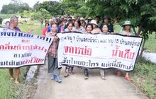 ชาวบ้านประท้วงคำสั่งปิดโรงงานเอทานอลเพียง 45 วัน 