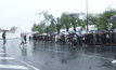 ประชาชนจำนวนมากร่วมถวายอาลัยแม้ฝนตกหนัก