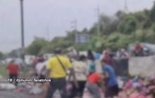 ชาวโซเชียลวิจารณ์ความเหมาะสมรุมเก็บไส้กรอกจากรถที่คว่ำ