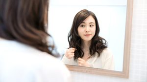 ทำไมส่องกระจก แล้วสวยกว่าตัวจริง?!  เรื่องนี้นักวิทยาศาสตร์มีคำตอบ