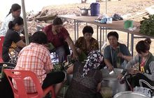 ชาววังเทโพ ร่วมลงแขกเผาข้าวหลามสูตรดั้งเดิม