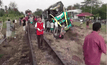 รถไฟชนรถทัวร์นำเที่ยว จ.นครปฐม