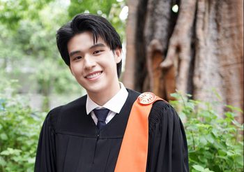 ‘สกาย-วงศ์รวี’ จบปริญญาตรีศิลปศาสตร์ม.ธรรมศาสตร์ครอบครัวเพื่อนๆนักแสดงร่วมแสดงความยินดี