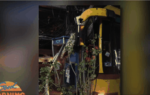 รถเมล์ ปอ.11 พุ่งชนเสาไฟฟ้า คนขับสลบคาที่