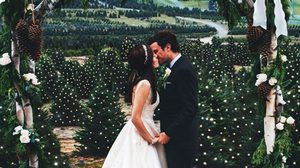 สวยราวเทพนิยาย! คู่รักจัดงานแต่งงานในฟาร์มต้นคริสต์มาส สวยงามจริงๆ