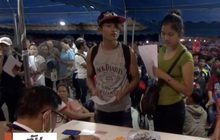 แรงงานข้ามชาติจำนวนมาก ปักหลักรอขึ้นทะเบียน