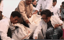 “อองซาน ซูจี” นำลูกพรรคเก็บขยะข้างถนน