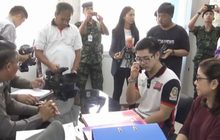 รวบมือกรีดยางรถบริเวณลานจอดรถวัดหลวงพ่อโสธร