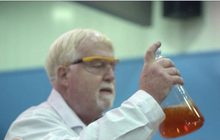 ครูเคมีชาวอังกฤษกำลังดังในหมู่เด็กชาวจีน