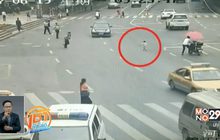 ตำรวจจีนช่วยชีวิตเด็กเล็กก่อนถูกรถชน