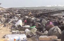 เร่งเก็บขยะเกลื่อนชายหาดวนอุทยานปราณบุรี
