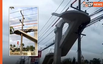 สุดงง! เสาไฟฟ้าโผล่กลางบันไดสะพานลอยที่สัตหีบ ชาวบ้านลั่น แบบนี้จะกล้าใช้มั้ย