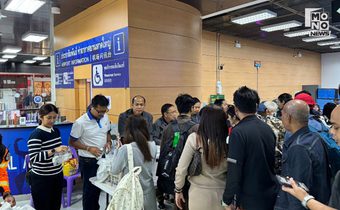 “ท่าอากาศยานหาดใหญ่” แจกอาหาร-นำดื่ม-สิ่งของจำเป็น ให้ผดส.ตกค้าง จากสถานการณ์น้ำท่วม