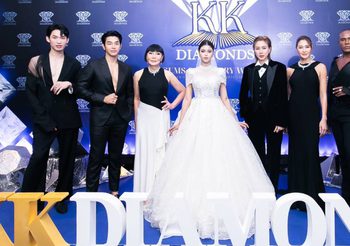 เหล่าคนดังร่วมเบิร์ธเดย์ “กุ๊กไก่ รวิสรา” เจ้าของแบรนด์ KK Diamonds พร้อมชมแฟชั่นโชว์เครื่องเพชร สุดอลัง! มูลค่าหลายพันล้าน