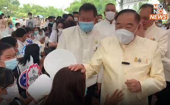 “ประวิตร” อารมณ์ดี เป็นปธ.พิธีอุ้มพระดำน้ำ ชาวเพชรบูรณ์ร่วมงานคึกคัก ชูป้าย “รักลุงป้อมสุดใจ”
