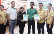 พนักงานห้างสรรพสินค้าเก็บทรัพย์สินคืนลูกค้า