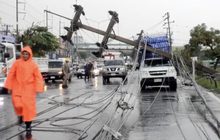 พายุกระหน่ำพัดเสาไฟฟ้าทับรถเสียหาย จ.ปทุมธานี