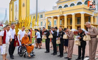 ภาพประวัติศาสตร์  ปลัดกระทรวงกลาโหม นำพุทธศาสนิกชนตักบาตรพระวิปัสสนาจารย์ ๗๗ รูป สืบสานพระราชศรัทธา ๗ ทศวรรษ “สมเด็จย่า”