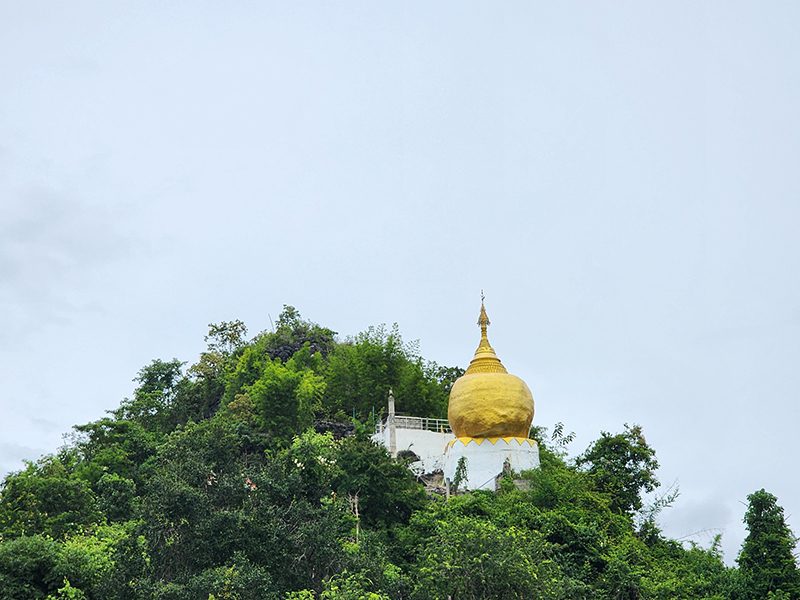 พระธาตุอินทร์แขวนจำลอง