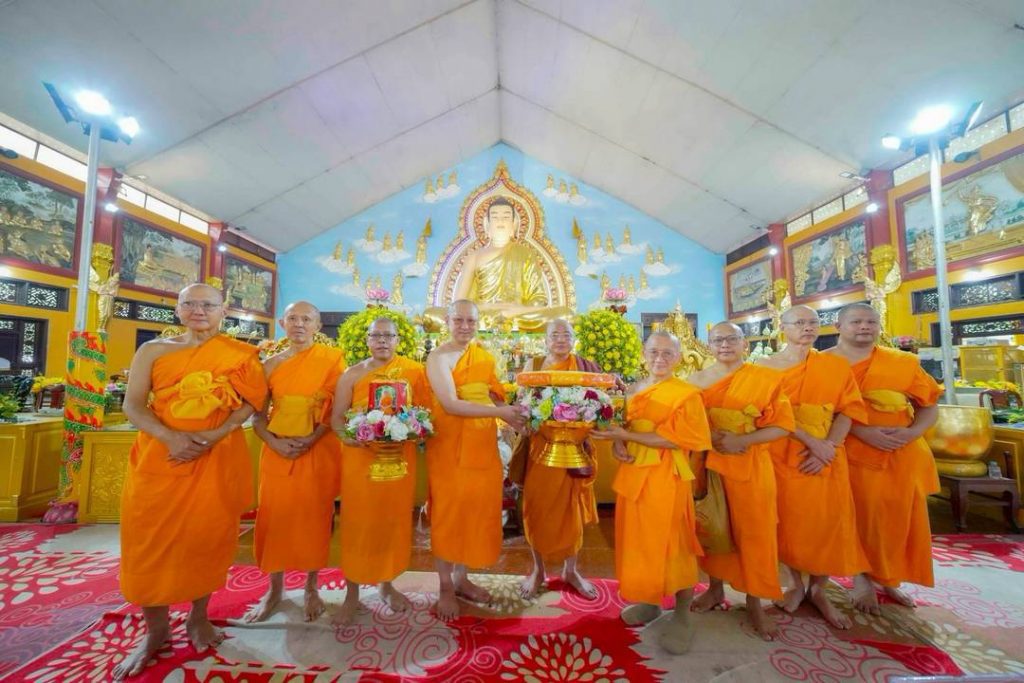 ประธานมูลนิธิธรรมกาย ถวายปัจจัยสมทบกฐินแด่ วัดเทียนเวียนเฟื้อกเซิน ในเวียดนาม