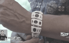 สร้อยข้อมือบันทึกและเล่นเพลงในอดีต