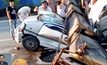 อุบัติเหตุเครนตกใส่รถมินิแวนในจีน