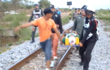 ผู้ต้องหากระโดดรถไฟหนีตำรวจบาดเจ็บสาหัส