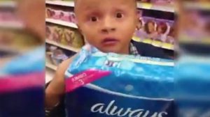 เป็นคุณจะตอบยังไง? เมื่อ ลูกชาย วัยซน อุ้มห่อ ผ้าอนามัย มาถามคุณแบบนี้