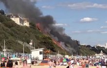 ​ระทึก! ไฟไหม้กระท่อมริมหาดดังในอังกฤษ