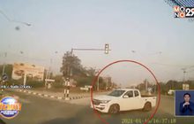 กระบะฝ่าไฟแดง ตัดหน้ารถฝั่งไฟเขียว ชนสนั่น