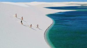 Desert Lagoons ทะเลสาบเขียวมรกต กลางทะเลทรายขาว ในบราซิล!