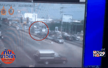 สนั่นกลางแยก! รถบรรทุกน้ำอัดลมพุ่งชนรถยนต์ 9 คัน