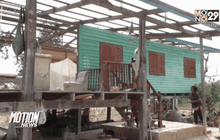 รื้อฝา และ หลังคาบ้าน บังคับไล่ที่ชาวบ้าน