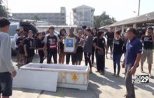 ญาติพลทหารแห่ศพมาโรงพักขอความเป็นธรรม