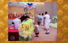 สมเด็จพระเจ้าอยู่หัวฯ ทรงโน้มพระวรกายพระราชทานปริญญาบัตร