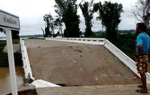 ฝนตกน้ำเซาะตลิ่งทำสะพานพังถล่ม จ.นครพนม