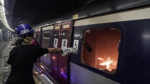 จนท. รถไฟใต้ดินฮ่องกงเผย ‘สถานีเสียหายหนัก’ งานซ่อมเทียบได้กับสร้างใหม่ (ภาพชุด)