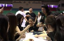 นักแสดง “โมโน ทาเลนท์ สตูดิโอ” ร่วมทำดอกไม้จันทน์ ถวายในหลวง ร.9