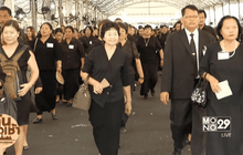 บรรยากาศประชาชนหลั่งไหลเข้าสักการะพระบรมศพ