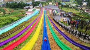 สีสันสุดจี๊ด! ทางลื่นบนสนามหญ้า ที่ยาวที่สุดในโลก