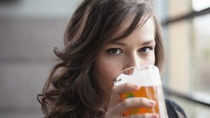 แอลกอฮอล์กี่แก้วที่บอกว่าคุณคือ ผู้หญิงดื่มหนัก มาเช็คระดับความลำยองกันหน่อย!