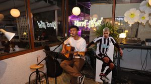 คอบอลรวมตัว! เปลี่ยนร้านอาหารเป็นลานเชียร์บอลสไตล์อังกฤษแท้