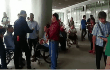 คนพิการและผู้ค้าสลากรวมตัวหน้ากองสลาก