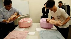 หนุ่มโสดชาวญี่ปุ่น แห่เรียน ศิลปะของการ เลี้ยงลูก เพิ่มคุณสมบัติ เพื่อ หาคู่