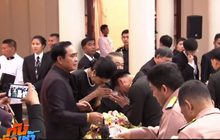 ครม.-คสช.รดน้ำขอพรนายกฯ ในเทศกาลสงกรานต์